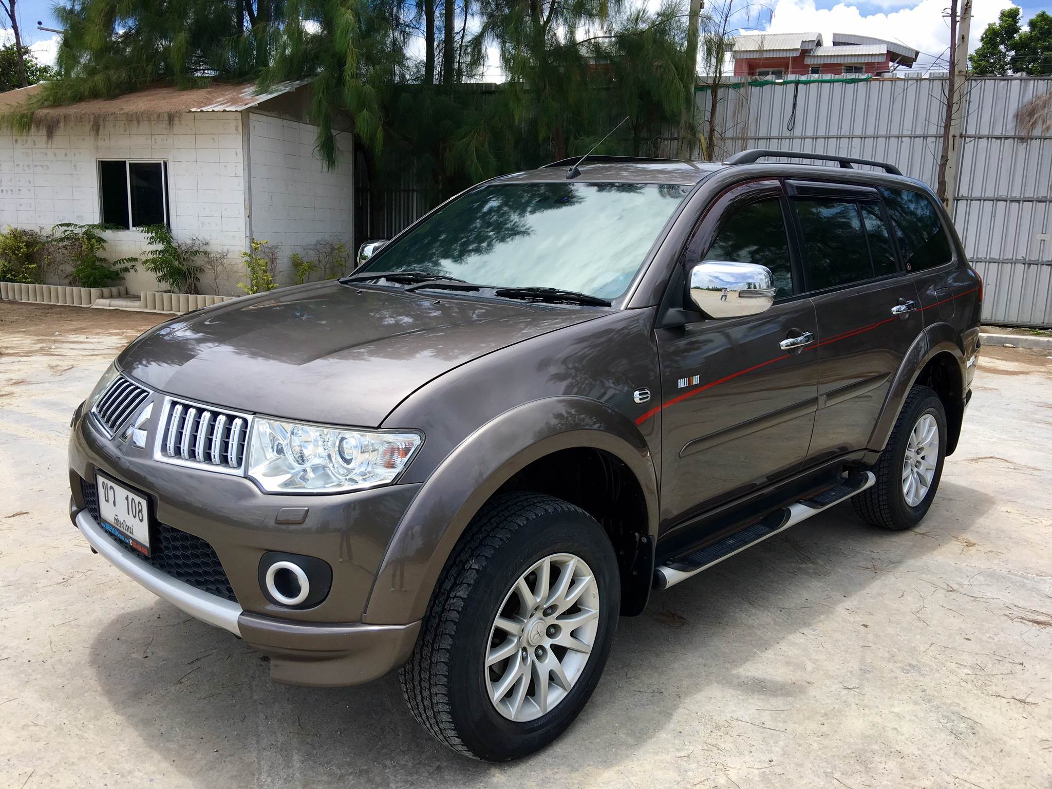 รหัสBT223 Mitsudishi pajero 2.5. GT. RWD. 178.แรงม้า เครื่องยนต์ดีเซลสวยจัด  ปี2013 รุ่นสุดท้าย ก่อนเปลี่ยนโฉม ภายในดำ เบาะไฟฟ้าคู่หน้า แอร์ลาว จอหน้า Navigater กล้องถ้อยหลัง  ไมล์5xxxx km.  รถเดิมทั้งคัน หัวน๊อตไม่เคยขยับ หน้าหลังข้างสวย. รับประกันเดิมทุกชิ้น   ราคา. 759,000 บาท สนใจติดต่อ 081-9859973 พล ld line : kam01092512 รูปที่ 1