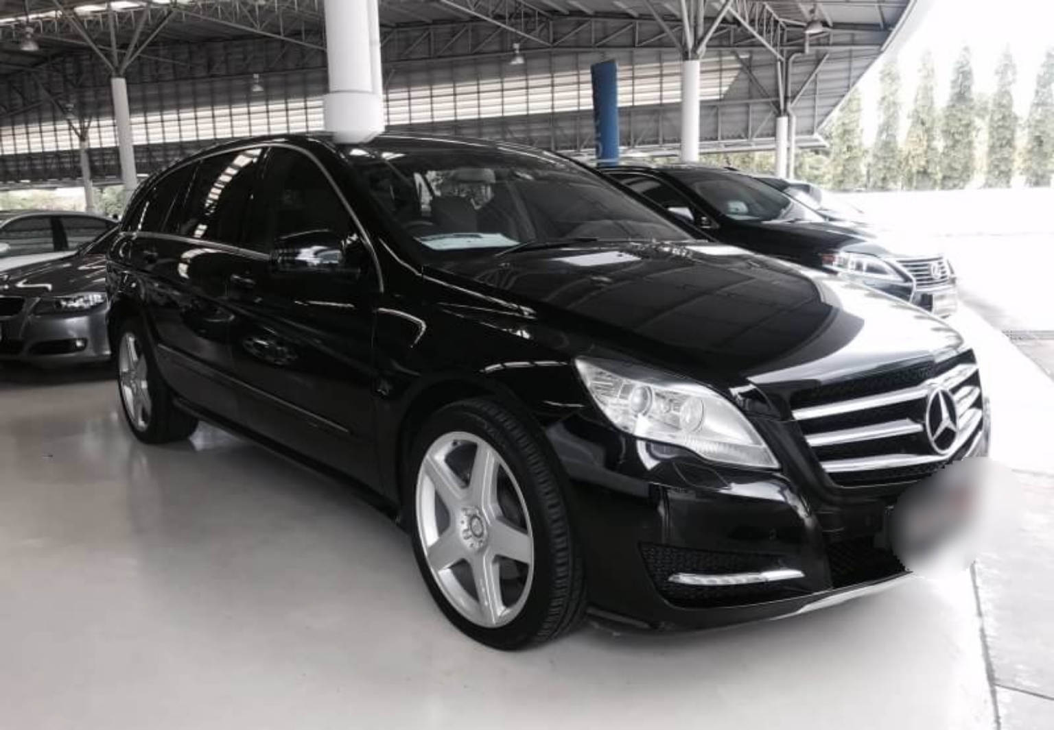 รหัสMW171 BENZ R350 CDI AMG เครื่องยนต์ดีเซล รถปี 2011 จดทะเบียนปี 2013 วิ่ง 33,xxx km. เบาะ 3 แถว จอ3 จอ มี NAVI รถ 7 ที่นั่งเหมาะสำหรับใช้ในครอบครัว  ราคา 3,400,000 บาท สนใจติดต่อ 081-9859973 พล ld line : kam01092512 รูปที่ 1