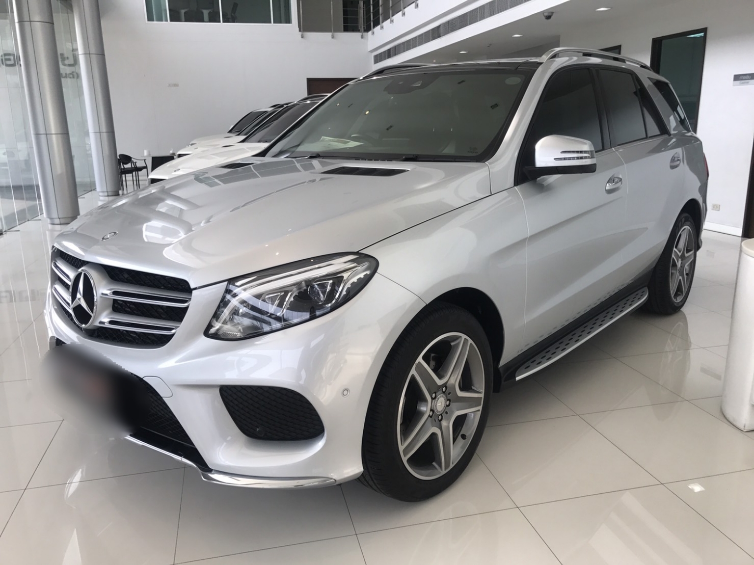 รหัสMW176 Benz GLE250D AMG รถปี2016 เครื่องยนต์ดีเซล 2200 CC. Full option กบ้อง360  ซันลูทมูนลท รถป้ายแดงยังไม่จดทะเบียน ไมล์ 8,xxx กิโล  ราคา 4,729,000 บาท  สนใจติดต่อ 081-9859973 พล ld line : kam01092512 รูปที่ 1