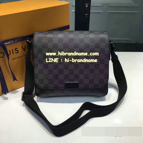 พร้อมส่ง Louis Vuitton Damier Graphite District PM Messenger Bags หนังแท้ (Hi-end) รุ่นขายดี แบบสะพาย รูปที่ 1