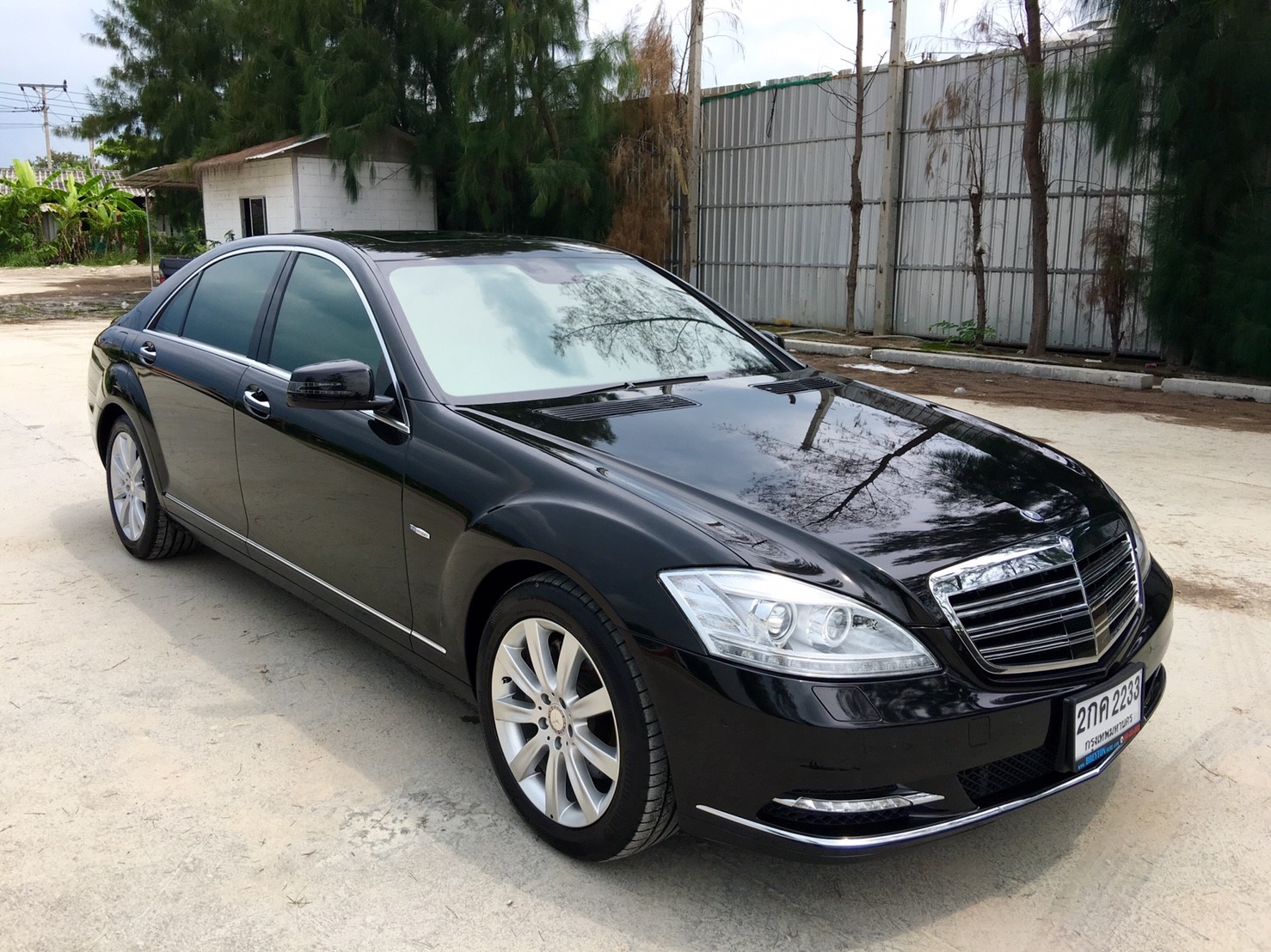 รหัสBT249 ปี2013 Benz S350 Cdi V6  เลขไมล์แท้ 3x,xxx km. รถศูนย์ daimler full option รุ่น top สุดจอ command navigator paddle shift หลังเบาะไฟฟ้าหน้าหลัง ซันรูฟ รุ่นสุดท้ายจากศูนย์ daimler พลาดรอบนี้อาจไม่มีอีก ! ห้ามพลาดครับ *ตัวนี้ไม่มี night vision ไม่มีประตูดูดไม่มีฝาท้ายไฟฟ้า สวยท้าป้ายแดงแต่ขายในราคารถมือสอง ราคาล่วงจนตกใจ   ราคาพิเศษสุด 2,739,000  บาท สนใจติดต่อและทดลองขับ 081-9859973 พล Id line : kam01092512 รูปที่ 1