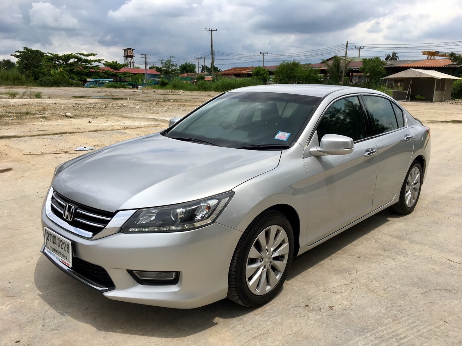 รหัสBT254 กล้าท้า. ว่าสวยที่สุด Honda All new Accord 2.0 Eปี2013 รุ่นtopสุด full option  กล้องหลัง. ภายในดำเบาะหนังแท้ ไฟฟ้าคู่หน้า ม้านหลัง ขนาดเครื่องยนต์ 2000cc 155 แรงม้า. เบนซิน. ใช้งานมา 15x.xxx km แท้. รถสวยเดิมบางทั้วคัน กล้าท้าพิสูจย์. ทุกชิ้น รับประกันให้ทุกอย่าง. มือเดียวออกห้างป้ายแดง.  ต้อนรับลมหนาว. กับราคาพิเศษ 799,00 บาท จัดได้เต็มทุกที่ครับไม่ต้องดาวน์ สนใจติดต่อและทดลองขับ 081-9859973 พล ld line : kam01092512 รูปที่ 1