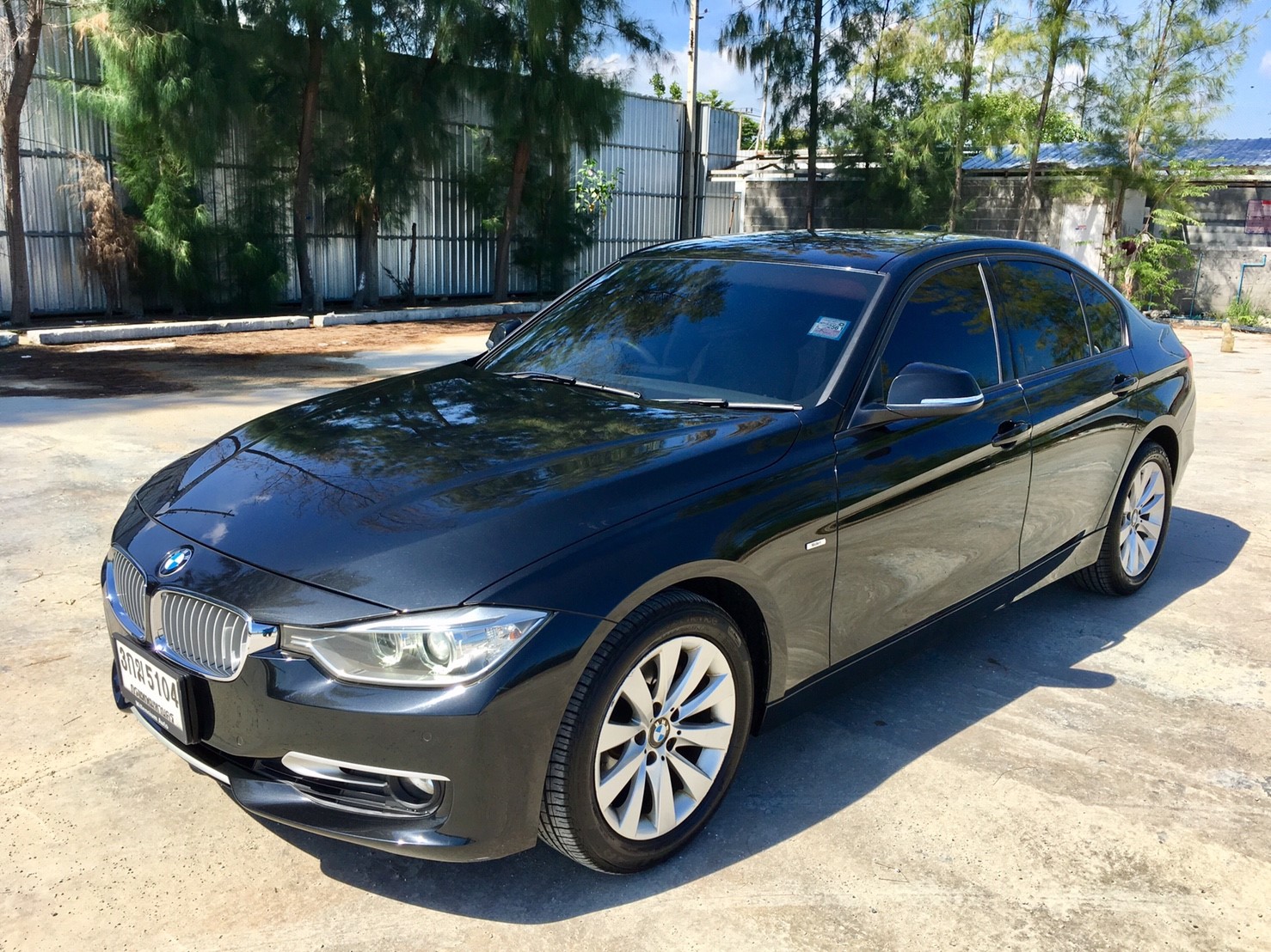 รหัสBT255 ปีจดทะเบียน2013 รุ่น คศ. 2012  Bmw 320i modern เครื่องเบนซิน bsi หมด  8/1/2018 เลขไมล์ 7x,xxx km.  full option /i-drive /เนวิเกเตอร์/จอใหญ่ รุ่น top สุดเดิมทั้งคัน  เอี่ยมทุกจุดราคาเร้าใจ สุดถูกเหลือเพียง 1,299,000 บาท สนใจติดต่อและทดลองขับ 081-9859973 พล Id line : kam01092512 รูปที่ 1