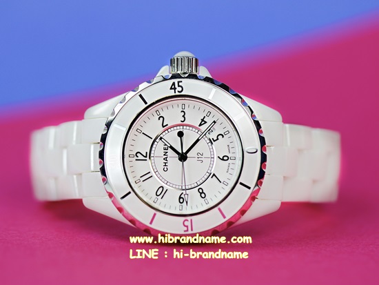 พร้อมส่ง นาฬิกาข้อมือ Chanel J12 White Ceramic Watch ตัวเรือนเซรามิคสีขาว มีวันที่ (เกรดมิลเลอร์)  - ขนาดตัวเรือน Lady  Size ราคา  2,550 บาท                   Men Size  ราคา 2,950 บาท  - ตัวเรือนเซรามิคสีขาว งานสวยถอดแบบมาน่าใช้มากที่สุด คุณผู้หญิงไม่ควรพลาด  - วันที่ แสดงบนหน้าปัด เดินเวลาโดยเข็ม นาที วินาที เที่ยงตรง  - หน้าปัดมีประกายสวยงาม / - น้ำหนักเท่าของแท้  - ตัวเครื่องกระจก Sapphire กันรอย ขูดขีด   - ตัวเรือนเซรามิคคุณภาพอย่างดี ไม่ลอก ไม่ดำ ค่ะ   - เม็ดมะยมขันเกลียวแบบละเอียด ฝาหลังขันสกรู กันน้ำได้  -- งานมาพร้อมกล่อง Chanel รูปที่ 1