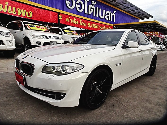 รหัสAB543 BMW 520D F10 AT ปี 2011 ราคาเพียง 1,490,000 บาทเท่านั้น ออกรถ 9,000 บาท ผ่อน  2x,xxx / เดือน  ฟรีดาวน์ ฟรีประกันภัย ต่างจังหวัด ซื้อได้ ติดเครดิต ซื้อได้  เครื่องดีเซล 2000cc.  เจ้าของเดียวออกห้าง ดูแลอย่างดี เช็กศูนย์ตามระยะ BookServiceครบ เครื่องตัวถังเดิมๆไม่มีเชียวชน 100% เอกสารครบพร้อมโอน ดูรถกทม.ถนน กาญจนาภิเษก ฝั่งเดียวกับเดอะมอลล์บางแค สนใจติดต่อและทดลองขับ 081-9859973 พล ld line : kam01092512 รูปที่ 1