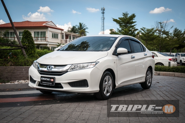 รหัสTM481 HONDA CITY โฉมปี (14-16) 1.5 [V] ปี 2015 รายละเอียด ข้อมูล ติดต่อ ⭐ NEW ARRIVAL ⭐ HONDA CITY 1.5V+ / เบนซิน / AT / ปี 2015 / ไมล์ 35,000 กม.  ราคา 549,000.- สวยและถูกที่สุดในตลาด ยิ่งดาวน์เยอะ  ค่างวดยิ่งน้อยลง  ประหยัดดอกเบี้ย เครื่องยนต์ 1,500 CC. ไมล์ 35,000 กม. จอใหญ่ Pushstart กล้องถอย การันตีตัวถังไม่มีชน 100% สนใจติดต่อและทดลองขับ 081-9859973 พล ld line : kam01092512 รูปที่ 1