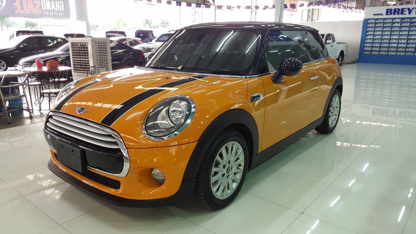 รหัสBT268 ปี2016 รุ่นปี 2014 mini cooper Rhd f56 look one 1.5 litre twin turbo 134 hp. 6 speed รถศูนย์ German auto ใช้น้อยสุดๆ 14,xxx km.  สภาพใหม่เอี่ยม เป๊ะ !! ทุกกระเบียดนิ้ว สวยท้าป้ายแดง ระบบไฟฟ้าทั้งคัน มัลติฟังก์ชั่น ปุ่ม push start สุดคลาสสิคจอ command 5 สี แอร์ดิจิตอล ความเร็วสูงสุด 195/h ประหยัดสูงสุด 19 km./ลิตร Msi การันตีศูนย์เหลือถึงปี 2020  ระยะทางสูงสุด 5 หมื่นกิโลเมตร สภาพป้ายแดงยังไงยังงั้นในราคาพิเศษสุด ถึงก่อนมีสิทธิ์ก่อน  เพียง 1,699,000 บาท สนใจติดต่อและทดลองขับ 081-9859973 พล Id line : kam01092512 รูปที่ 1