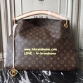 Louis Vuitton Monogram Canvas Artsy MM Bag หนังแท้ทั้งใบ (เกรด Hi-End) -- รุ่นขายดี ยอดฮิต ราชินีหลุยส์วิตตองต้องยกให้รุ่นนี้ค่ะ Artsy ร  -- เกรดคุณภาพ ตามแบบฉบับของ Louis Vuitton งานคุณภาพดีที่สุด  การตัดเย็บทำอย่างดีสุด จึงเหมือนของแท้ ทั้ง Pattern และ Size  งานเย็บขอบต่างๆรูปร่างและ รูปทรงเหมือนของแท้ งานสวยเนี๊ยบ เก็บรายละเอียดเรียบร้อยทุกกจุด -- Size : 41 x 18 x 30.5 cm (LxWxH) -- มาพร้อม การ์ดการันตี+Book Care+Tabs+Serial Number+สายสะพาย+ถุงผ้า+ ถุงกระดาษ Louis Vuitton