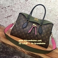 กระเป๋า Louis Vuitton Monogram Canvas Tuileries Bag (เกรด Hi-end) รุ่นมาใหม่่ชน Shop สีชมพู  -- New Louis Vuitton รุ่นใหม่ชน Shop มาถึงไทยแล้วค่ะ งานหนังแท้ทั้งใบ รุ่นนี้หนังสวยมากค่ะ  -- ลายโมโนโแกรม สายสะพายหนังแท้ แข็งแรงทนทาน สะพายคล่องตัว จุของได้เยอะ -- กระเป๋าเปิด-ปิด แบบซิป ด้านในจุของได้เยอะ มีช่องใส่ของแบ่งเป็นสัดส่วน -- อะไหล่ทอง ปั้มแบรนด์ Louis Vuitton  -- Size :  35.0 x 24.0 x 13.0 cm -- งานมาพร้อม การ์ดการันตี+Carebook+Datacode+สายสะพาย+ถุงผ้า+ถุงกระดาษ Louis Vuitton