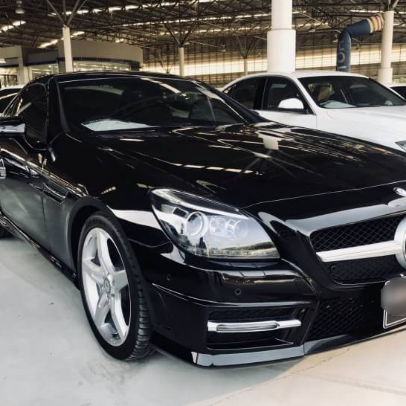 รหัสMW181 BENZ SLK200 AMG รถปี 2015 จด ทะเบียนปี2017 วิ่งน้อย 24,xxx km. เกียร์ 9 SPEED Full option,  ราคา 2,780,000   บาท สนใจติดต่อ 081-9859973 พล ld line : kam01092512 รูปที่ 1