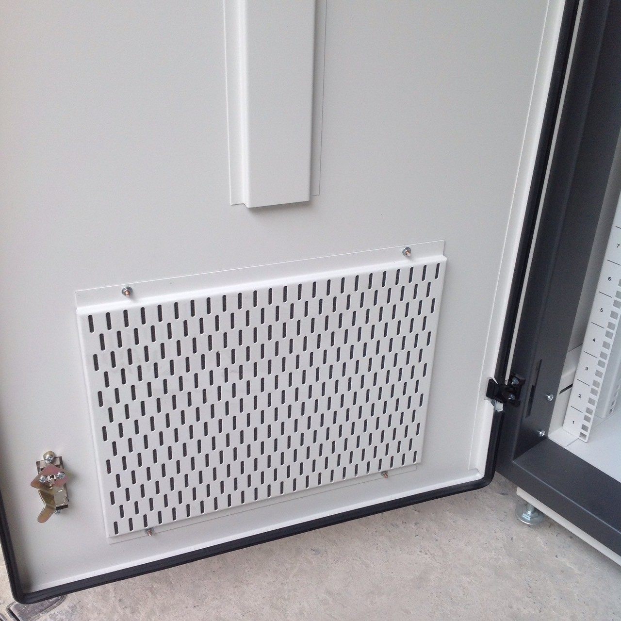 ลดราคา5-35%ตู้Rackระบายความร้อนได้อย่างดี19” Perforation Export Server Rackประตูหน้า และประตูหลัง เจาะรูระบายอากาศทั้งบานติดต่อแอนนี่ 095-695-6496 รูปที่ 6