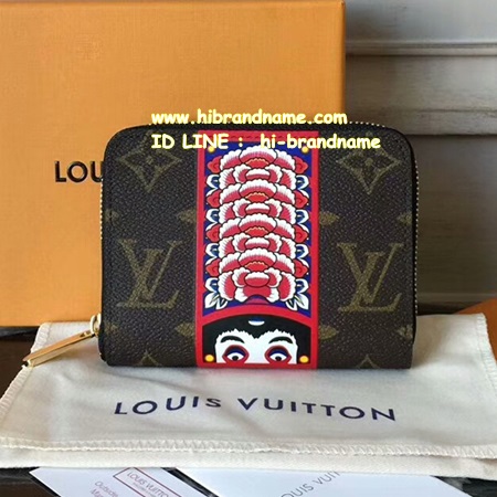New Louis Vuitton Monogram Canvas Zippy Wallet (เกรด Top Hi-end) ใบสั้น รุ่นใหม่ล่าสุดชน Shop  -- กระเป๋าสตางค์ Louis Vuitton รุ่นใหม่ชนชอป หนังแท้ทั้งใบ สวยมากค่ะ  -- ถอดแบบของแท้ทุกจุด -- ด้านในมีช่องใส่บัตรเครดิต ใส่เหรียญ ใส่แบงค์ ได้เยอะค่ะ -- อะไหล่ปั๊มโลโก้แบรนด์ Louis Vuitton ชัดเจน -- Size : 4.3 x 3.5 x 0.7 inches -- งานมาพร้อม การ์ดการันตี+Book Care+Data Code+ถุงผ้า+ถุงกระดาษ+กล่อง Louis Vuitton รูปที่ 1
