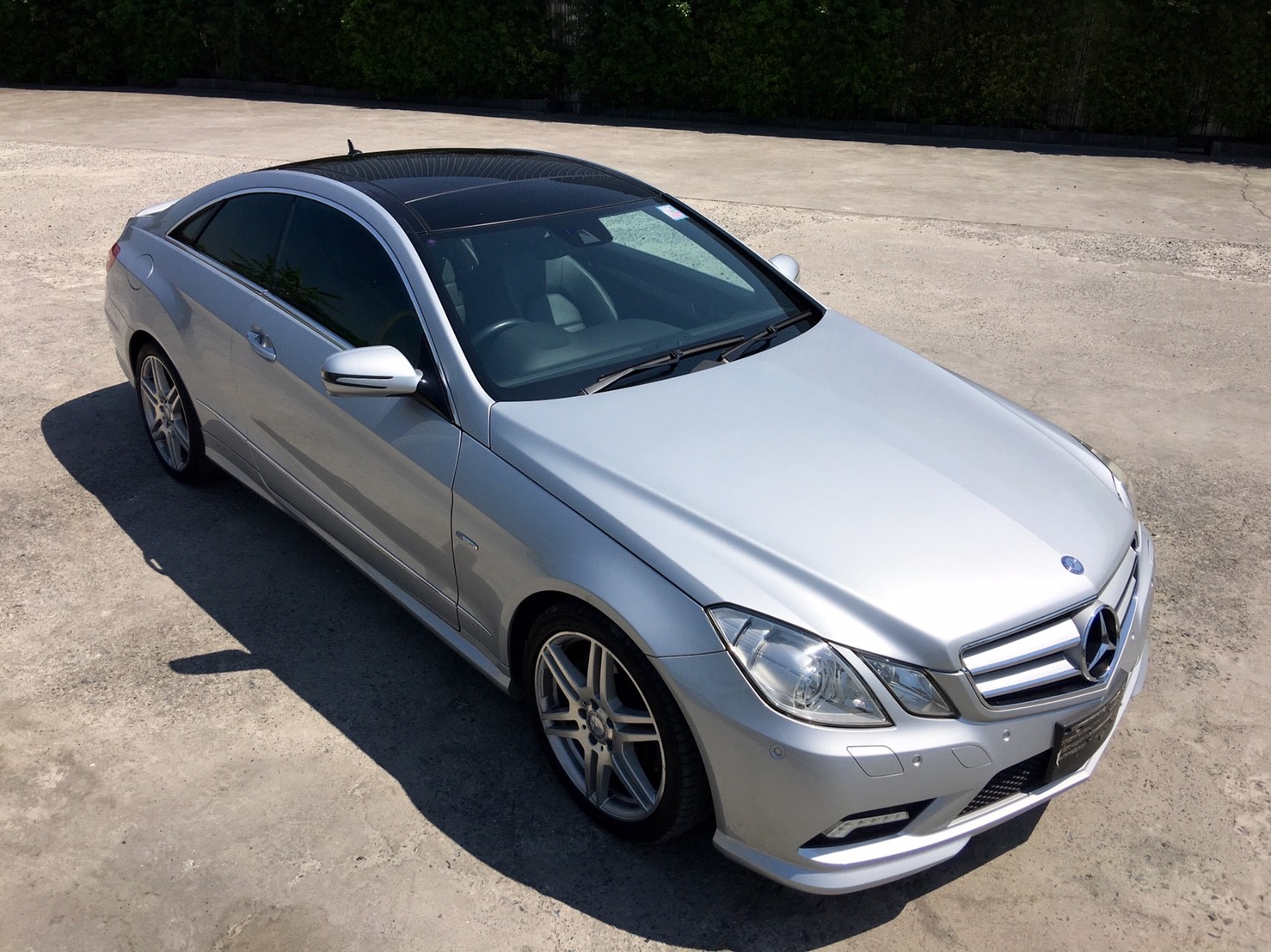 รหัสBT292 ปี2014 Benz E250 cgi Coupe AMG รถศูนย์Daimler Thailand  Full option จากโรงงานทออกห้าง 5.79 ลบ.  -AMG Packet -Command7 DVD Bluetooh Telephone -Navigator -Push Start -Panoramic glass roof -เบาะเมมโมรี่3ตำแหน่งเต็มตัว  ราคาพิเศษเพียง 1,859,000 บาท สนใจติดต่อและทดลองขับ 081-9859973 พล ld line : kam01092512 รูปที่ 1