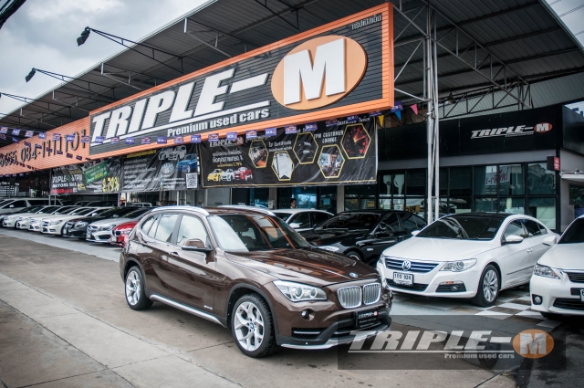 รหัสTM518 BMW X1 E84 (ปี10-15) [sDrive] 18i ปี 2015 รายละเอียดข้อมูลติดต่อ NEW ARRIVAL BMW X1 sDRIVE18i 2.0 / เบนซิน / AT / ปี 2015 / ไมล์ 20,000 กม.  ราคา 1,299,000.- สวยและถูกที่สุดในตลาด ยิ่งดาวน์เยอะ  ค่างวดยิ่งน้อยลง  ประหยัดดอกเบี้ย มีจอ + i drive navigator ไมเนอร์เช้นจ์แล้ว พวงมาลัยเบา ล้อลายใหม่ multifuntion push start ไฟหน้าprojector กระจกมองข้างปรับไฟฟ้า การันตีตัวถังไม่มีชน 100% สนใจติดต่อและทดลองขับ 081-9859973 พล ld line : kam01092512 รูปที่ 1