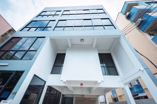 ** For Rent ** Newly & Conveniently Located - 4 storey Office building in Ratchadapisaek Road รูปที่ 1