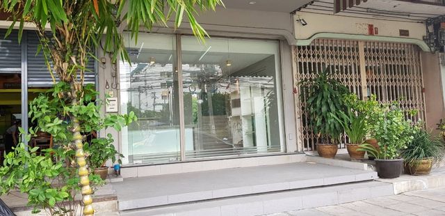 OFR00190:Office For Rent อาคารพาณิชย์ ชั้นล่าง ลาดพร้าว-วังหิน 18,000THB/Month รูปที่ 1