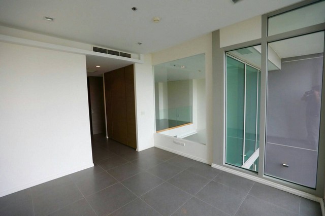 For Sell at The River Unfurnished Duplex 2 bedrooms facing swimming pool and Chaopraya River  รูปที่ 1