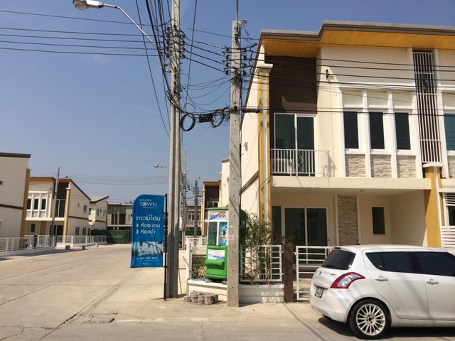 HR 2087  ให้เช่าทาวน์เฮ้าส์ หมู่บ้านโกเด้นทาวน์ 2ชั้น หลังมุม สุขาภิบาล5  รูปที่ 1