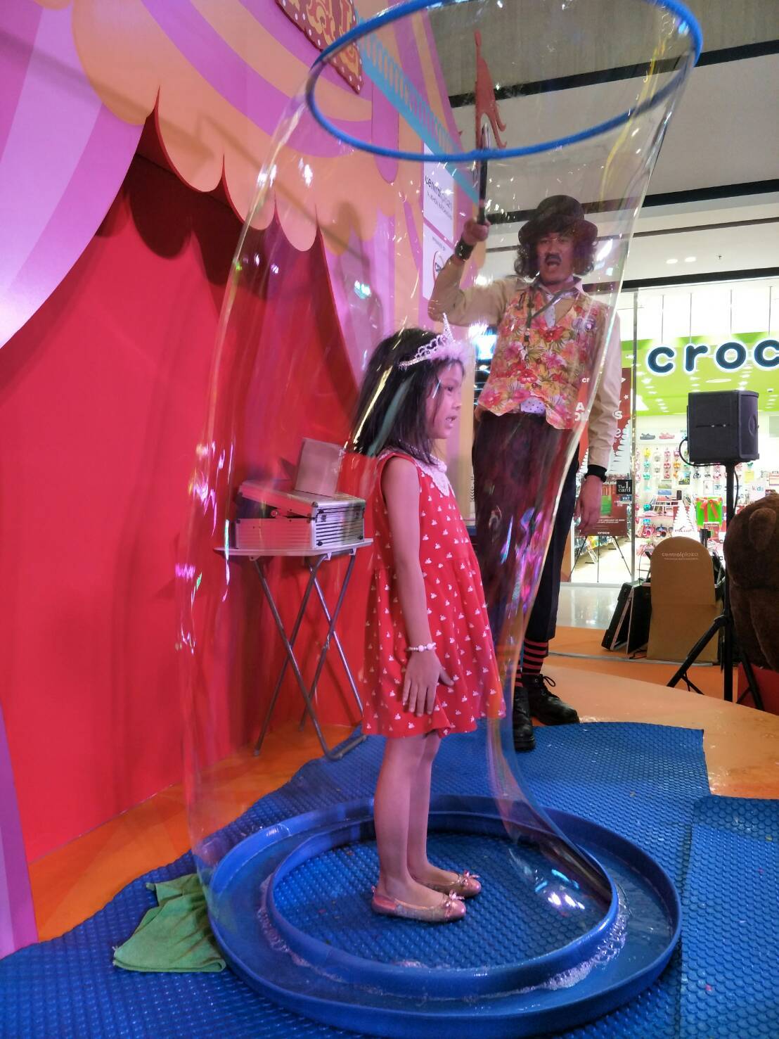 มายากลวีโก้ ขอเสนอการแสดงในรูปแบบตัวตลกโบโซ่ (Clown & Bozo)มายากลตลก จักกลิ้ง บับเบิ้ลโชว์ 0952395336  รูปที่ 5