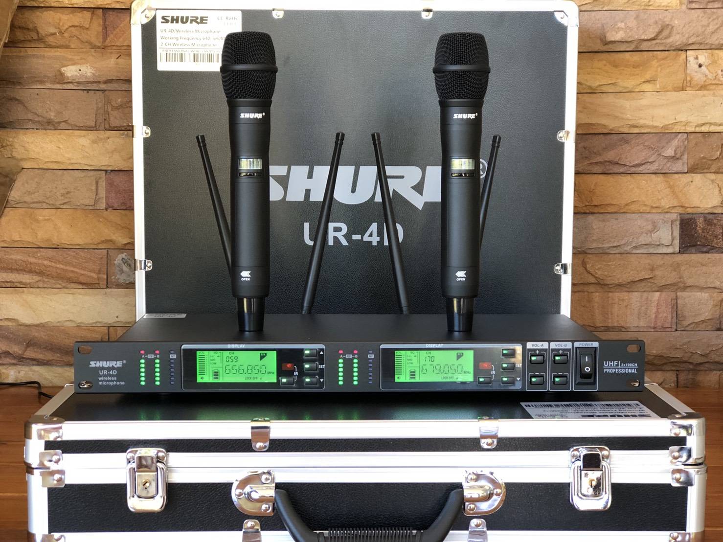 ขายไมล์ลอย SHURE UR 4 D รุ่นใหม่ล่าสุด เกรดท๊อปสุด รูปร่างสวยงาม  โทนเสียงนุ่ม ใส กว้าง  คมชัดเจน รับสัญญาณได้ดี ไม่มีหลุด สามารถจูนความถี่ได้  รูปที่ 2