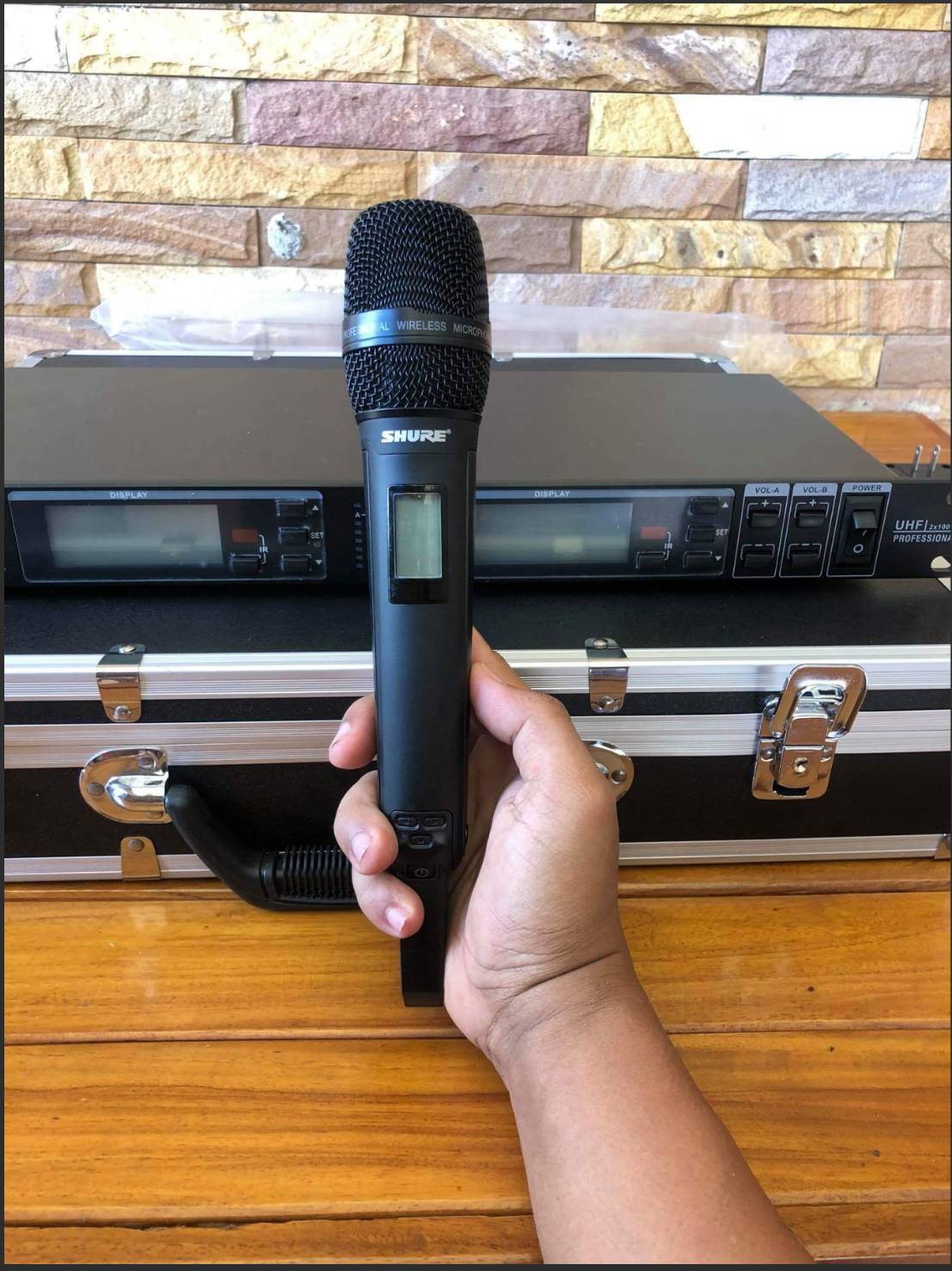 ขายไมล์ลอย SHURE UR 19 D 4 เสา รุ่นใหม่ล่าสุด เกรดท๊อปสุด รูปร่างสวยงาม  โทนเสียงนุ่ม ใส กว้าง  คมชัดเจน รับสัญญาณได้ดี ไม่มีหลุด สามารถจูนความถี่ได้  รูปที่ 2