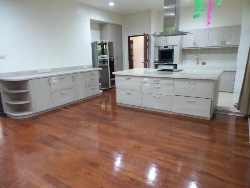 ให้เช่า บ้านเดี่ยว หลังใหญ่ พร้อมสวนและสนาม ใน สุขุมวิท 71 For Rent Single house with garden in Sukhumvit 71 รูปที่ 1