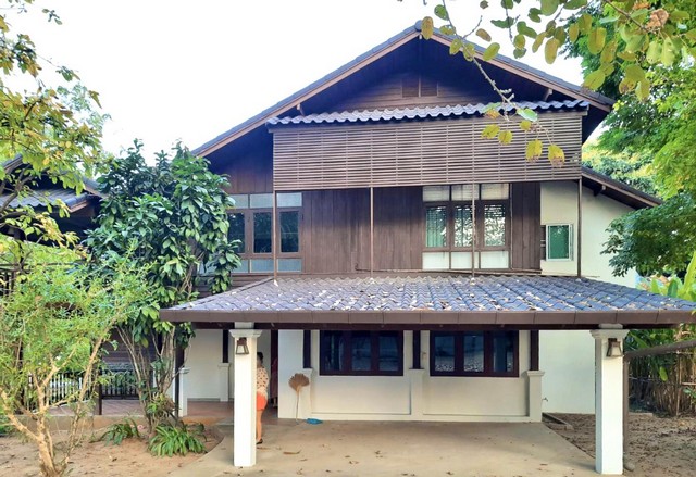 For sale big beautiful wooden house in the tropical style garden Changpuek area, Chiang mai. รูปที่ 1