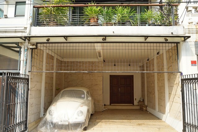 TOWNHOUSE FOR RENT located in the heart of bangkok on Wireless Road รูปที่ 1