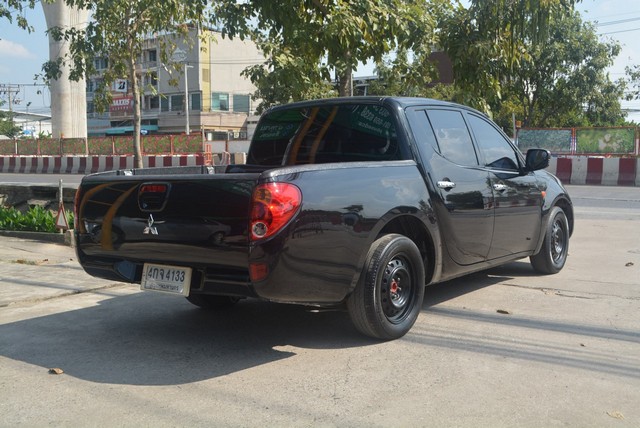 MITSUBISHI TRITON 2.5 สี่ประตูเกียร์ออโต้ 2006 ขายรถบ้านฟรีดาวน์รถกระบะพร้อมใช้ไม่มีชนหนัก รูปที่ 1