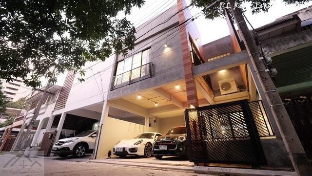 ให้เช่าทาวน์โฮม 2 ชั้น สุขุมวิท49 Modern Loft ใกล้ BTS พร้อมพงษ์ เเละ BTS ทองหล่อ รูปที่ 1