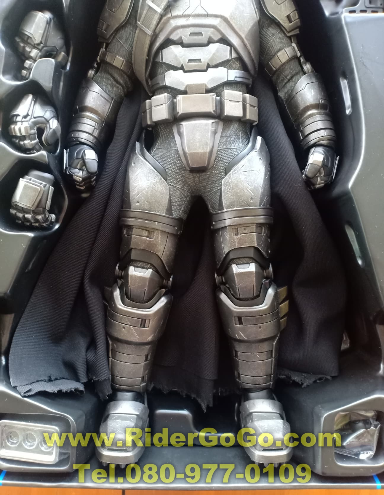 HOT TOYS BATMAN VS SUPERMAN : DAWN OF JUSTICE ARMORED BATMAN โมเดลแบทแมนสวมชุดเกราะ ภาคประทะซุปเปอร์แมน สภาพสวยใหม่ของแท้ รูปที่ 4