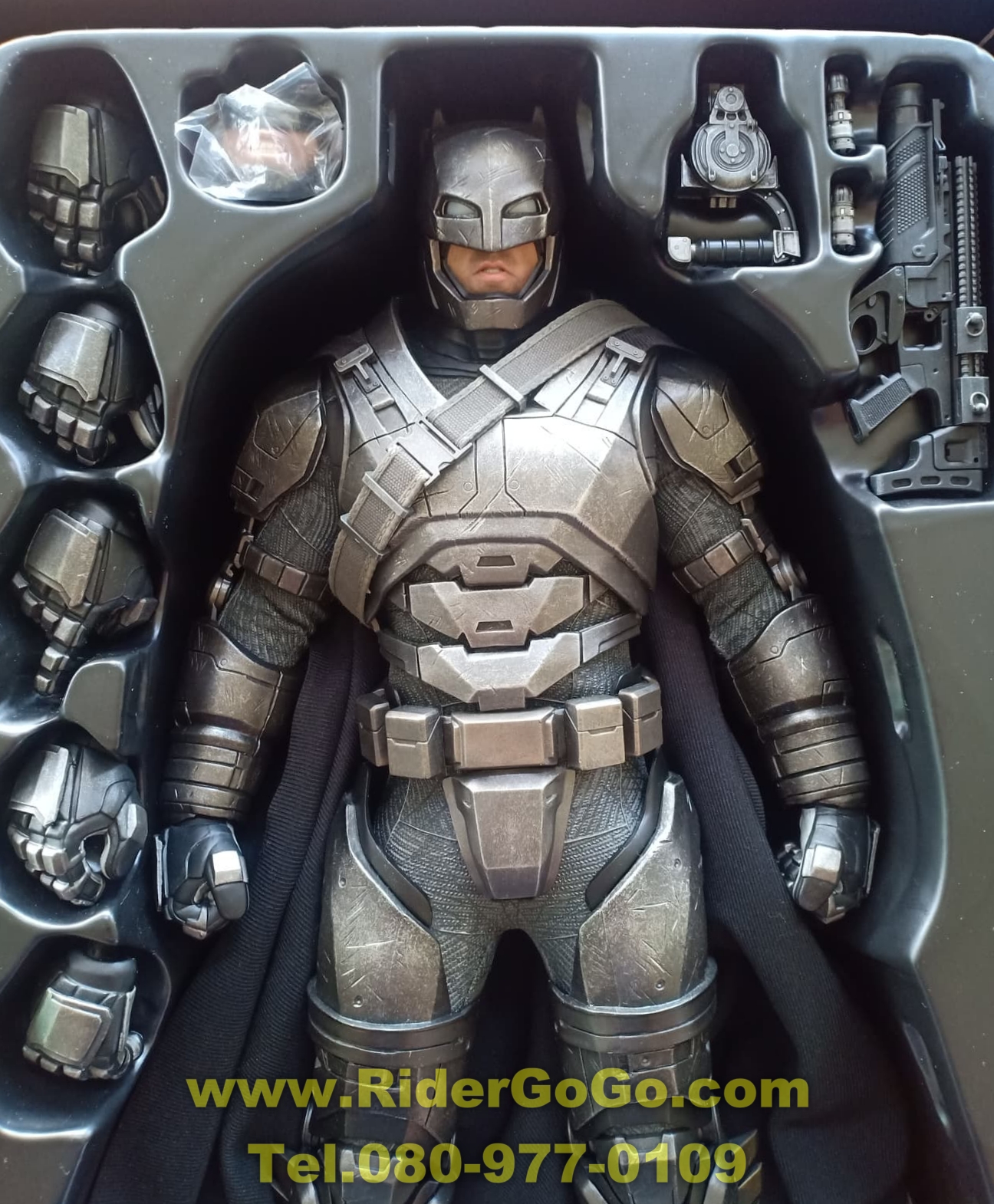 HOT TOYS BATMAN VS SUPERMAN : DAWN OF JUSTICE ARMORED BATMAN โมเดลแบทแมนสวมชุดเกราะ ภาคประทะซุปเปอร์แมน สภาพสวยใหม่ของแท้ รูปที่ 3