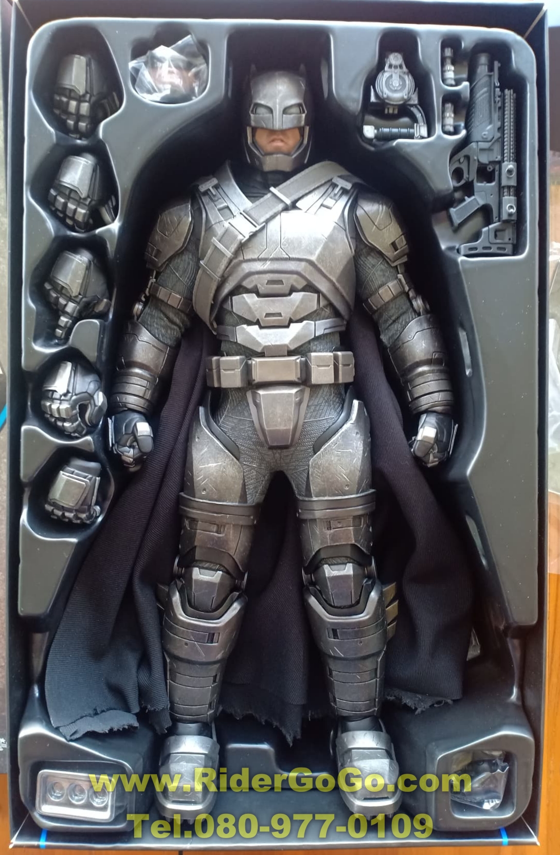 HOT TOYS BATMAN VS SUPERMAN : DAWN OF JUSTICE ARMORED BATMAN โมเดลแบทแมนสวมชุดเกราะ ภาคประทะซุปเปอร์แมน สภาพสวยใหม่ของแท้ รูปที่ 2