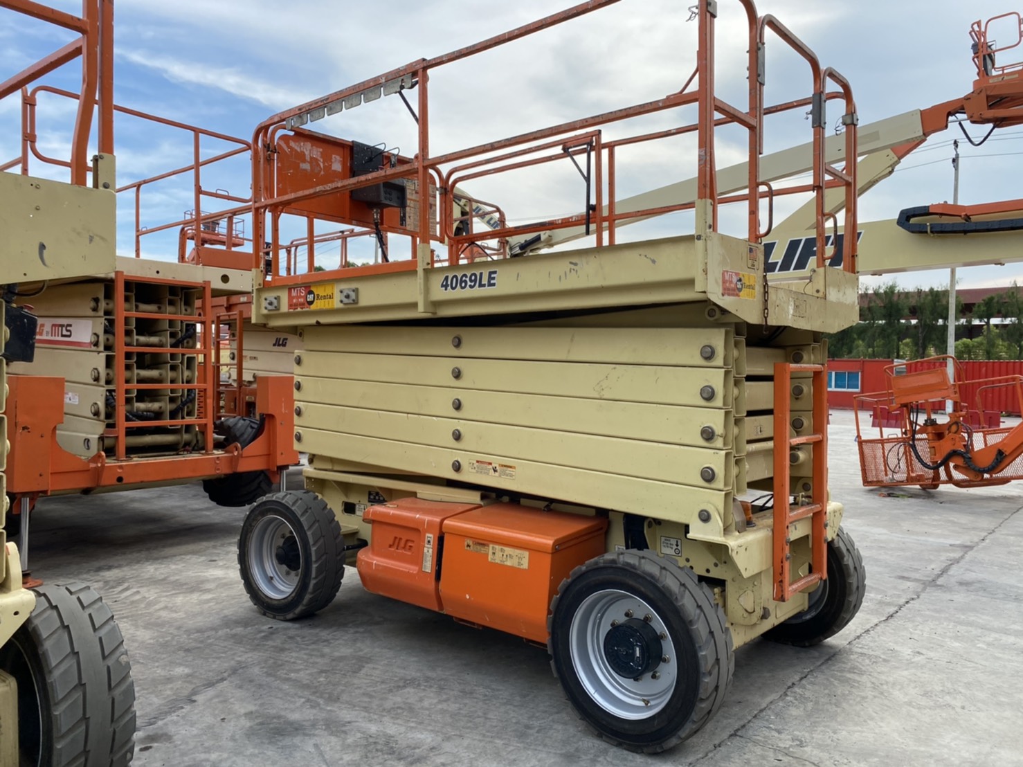 ขายรถกระเช้า JLG ขากรรไกร 4069LE สูง 12.19 เมตร  มือสอง ปรับสภาพแล้ว พร้อมใช้งาน รูปที่ 1