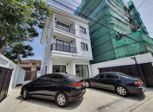 ให้เช่า บ้าน 3ชั้น สุขุมวิท 3 200ตรม 3ห้องนอน 4ห้องน้ำ รูปที่ 1