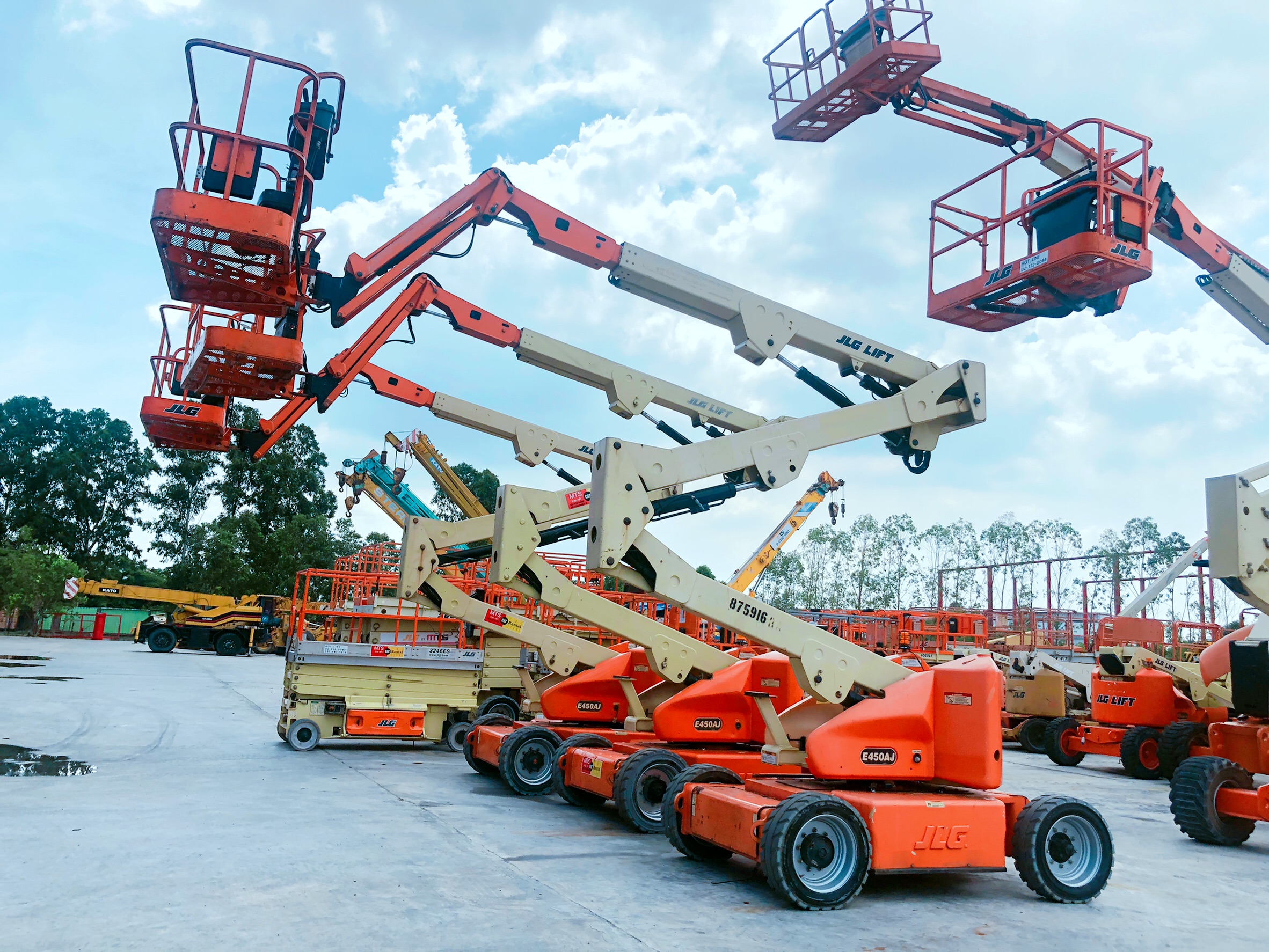 ขายรถกระเช้า JLG บูมศอก E450AJ สูง 13.72 เมตร  มือสอง ปรับสภาพแล้ว พร้อมใช้งาน ราคาถูกสุดๆ รูปที่ 1