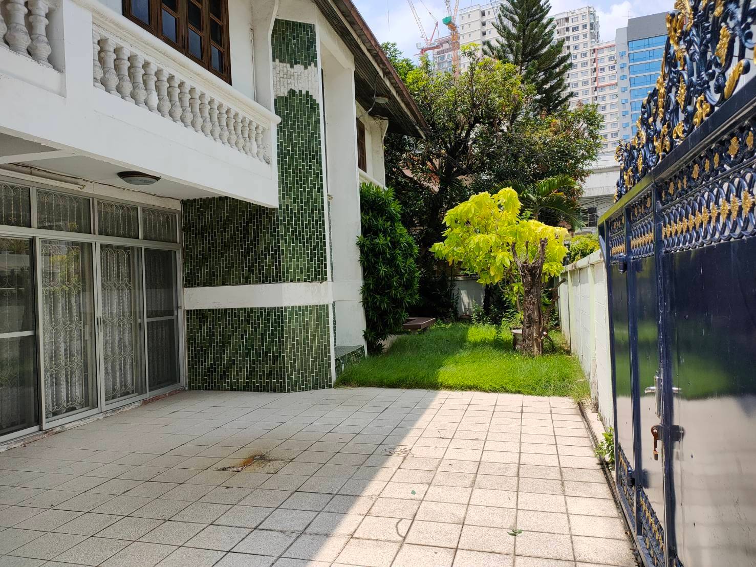 Land and Building for sale Sukhumvit 26, Near BTS Phrom Phong รูปที่ 1