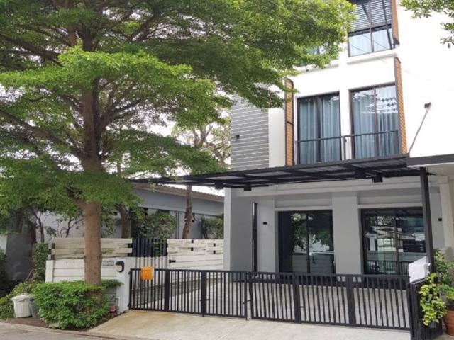 For Rent  ให้เช่าทาวน์โฮม 3 ชั้นหมู่บ้านอารียา แมนดารีน่า สุขุมวิท77 พื้นที่ 220 ตรม. รูปที่ 1