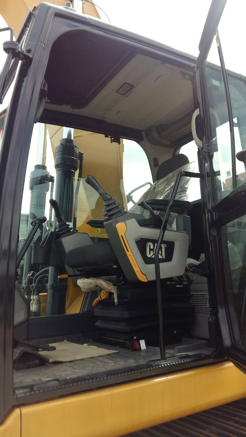 รถขุด CAT 320GC S/N.DKJ-02208 สนใจติดต่อ คุณชลิฎา 081-792-0337 รูปที่ 2