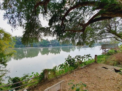 ขายที่ดินติดแม่น้ำ แควน้อย เมืองกาญจนบุรี  ขนาด 10 ไร่  บรรยากาศดีมาก หน้าน้ำสวย น้ำใสมาก ลมเย็น   รูปที่ 1