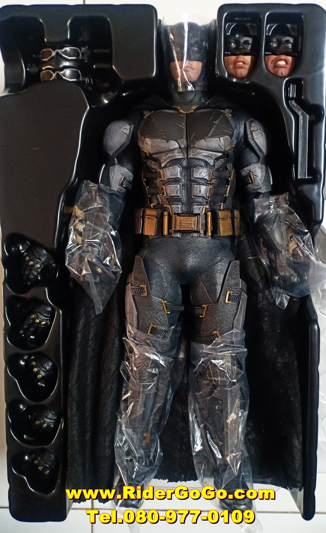 HOT TOYS Justice League Batman (Tactical Batsuit Version) โมเดลแบทแมน ชุดเทคติคอลสูท ภาคจัสติคลีก สภาพสวยใหม่ของแท้ รูปที่ 1