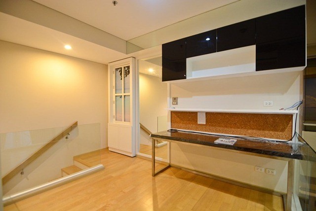 villa อโศก คอนโดใกล้ MRT เพชรบุรี เฟอร์ครบ duplex 80 ตร.ม. รูปที่ 1