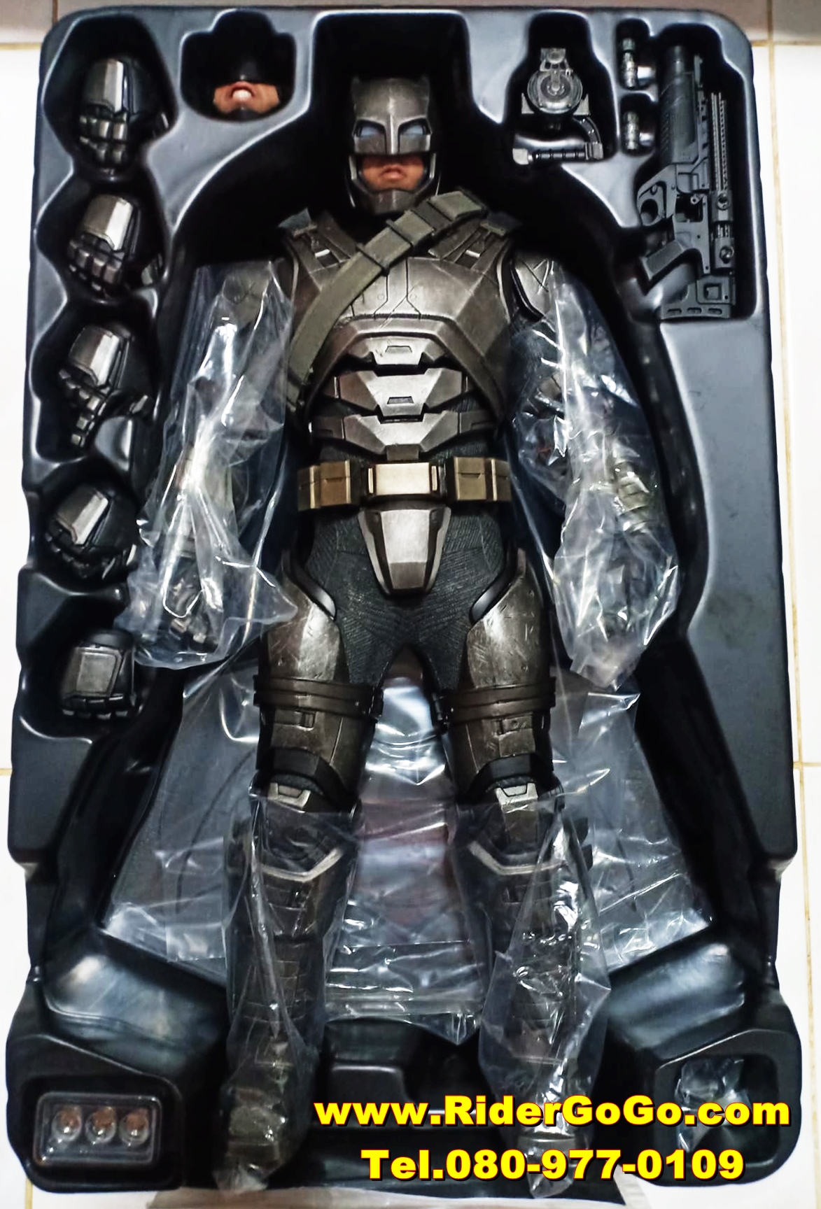 HOT TOYS BATMAN VS SUPERMAN DAWN OF JUSTICE ARMORED BATMAN โมเดลแบทแมนสวมชุดเกราะ ภาคประทะซุปเปอร์แมน สภาพสวยใหม่ของแท้ รูปที่ 4