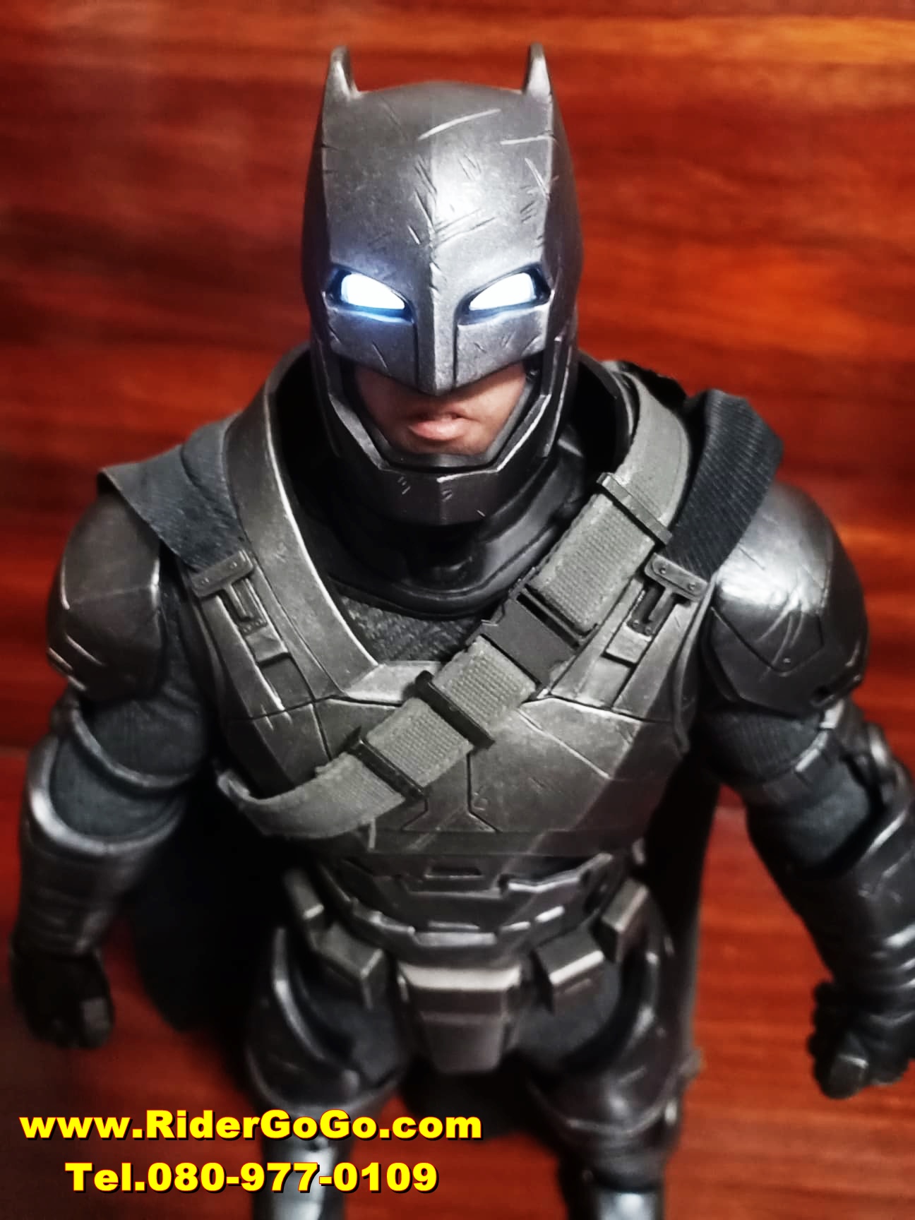 HOT TOYS BATMAN VS SUPERMAN DAWN OF JUSTICE ARMORED BATMAN โมเดลแบทแมนสวมชุดเกราะ ภาคประทะซุปเปอร์แมน สภาพสวยใหม่ของแท้ รูปที่ 3