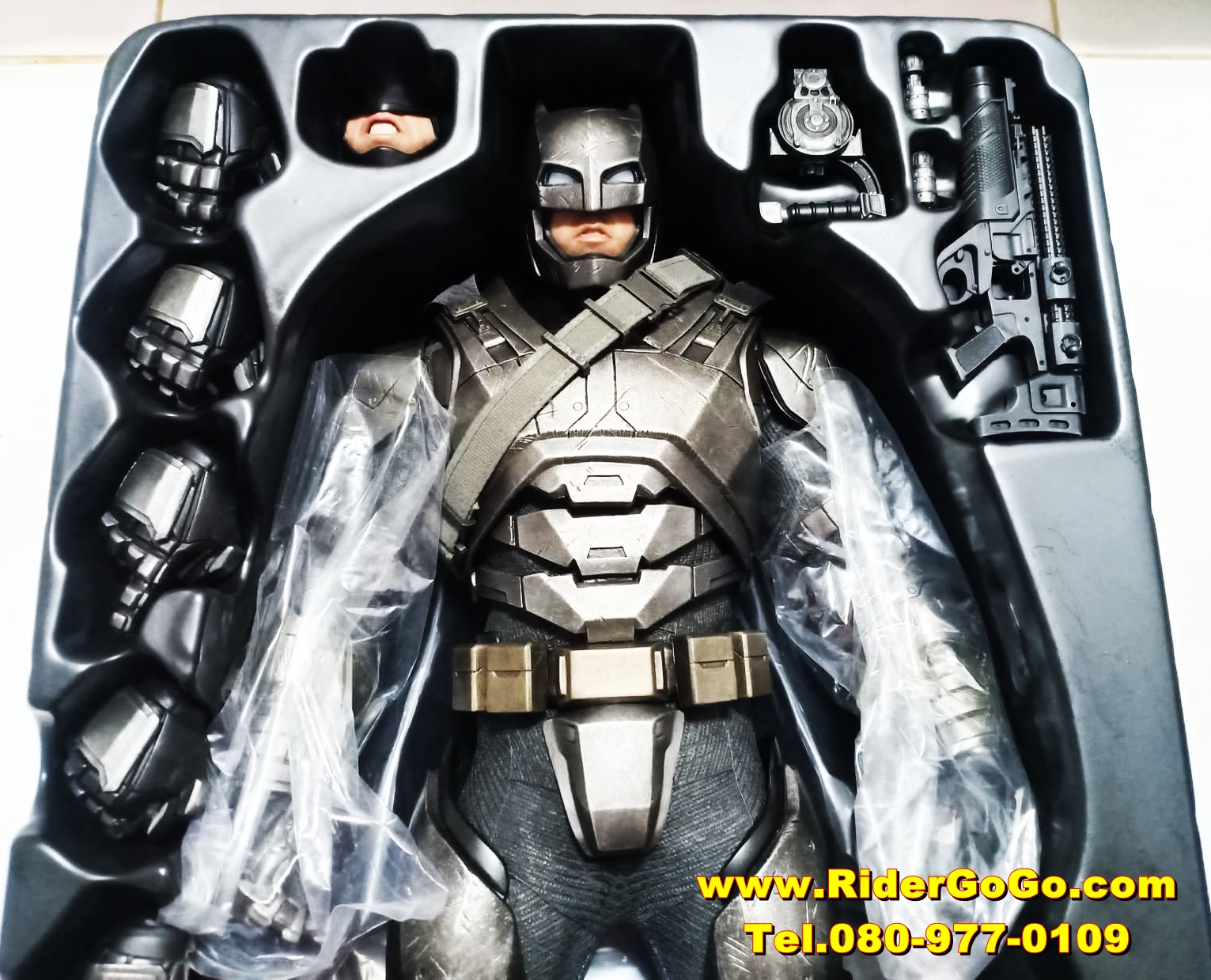 HOT TOYS BATMAN VS SUPERMAN DAWN OF JUSTICE ARMORED BATMAN โมเดลแบทแมนสวมชุดเกราะ ภาคประทะซุปเปอร์แมน สภาพสวยใหม่ของแท้ รูปที่ 7