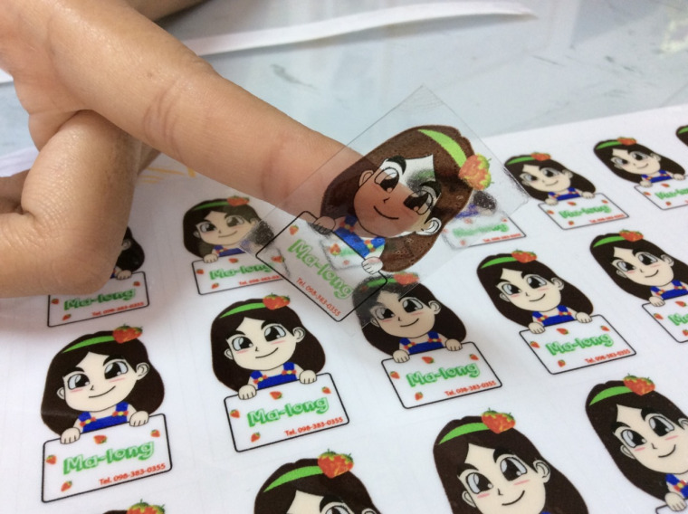 พิมพ์สติ๊กเกอร์ใส ร้านสติ๊กเกอร์บางกะปิ สติ๊กเกอร์ใสเงา พิมพ์ฉลากใสเงา พีวีซีใส  stickerแปะขวดน้ำ รูปที่ 4