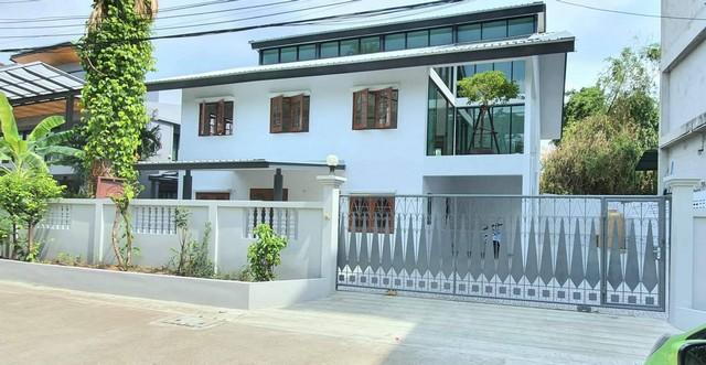 HR 4832 ให้เช่าบ้านเดี่ยวเหมาะทำโฮมออฟฟิศ ที่จอดรถ 7คัน ถนนลาดพร้าว โชคชัย4 รูปที่ 1