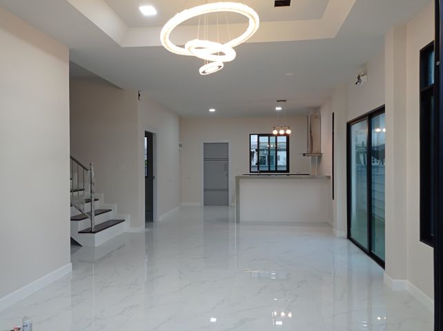 บ้านเดี่ยวสร้างใหม่ บ้านในเมืองในราคาที่คุณเป็นเจ้าของได้ บนสุดยอดทำเล ติดถ.ฉลองกรุง ใกล้สนามบิน แอร์พอร์ตลิ้ง ฯ รูปที่ 4