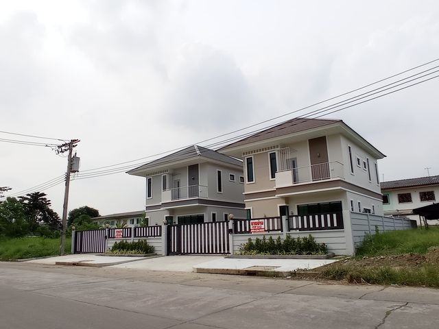 บ้านเดี่ยวสร้างใหม่ บ้านในเมืองในราคาที่คุณเป็นเจ้าของได้ บนสุดยอดทำเล ติดถ.ฉลองกรุง ใกล้สนามบิน แอร์พอร์ตลิ้ง ฯ รูปที่ 3