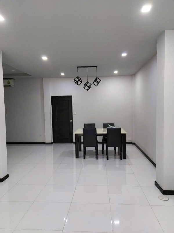 ขายทาวน์เฮาส์ 28 ตร.ว. ซ.พหล65/1 ติดถนนพหลโยธิน ทำเลดีมาก รีโนเวทใหม่ พร้อมอยู่ ห่างจากสถานีรถไฟฟ้า 120 เมตร รูปที่ 4